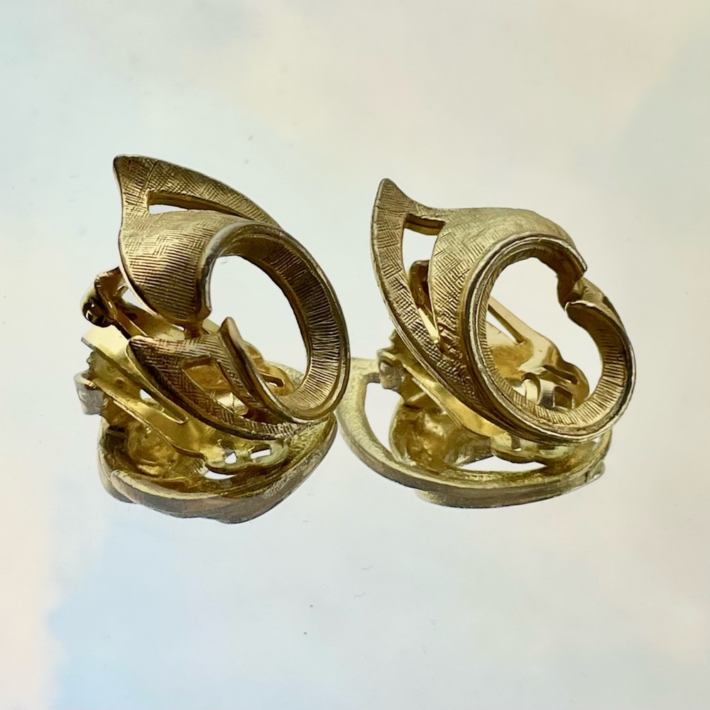 ART Arthur Pepper signed vintage gold clip on earrings